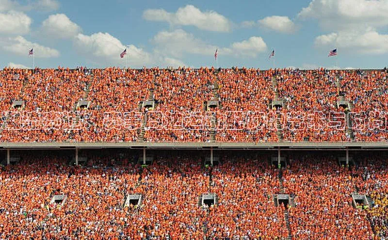 潮流赛道：赛事周边运动配饰的艺术与时尚