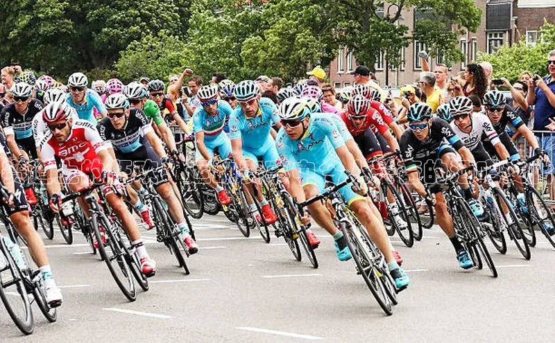 赛道上的狂欢：运动赛事中令人兴奋的酒吧文化